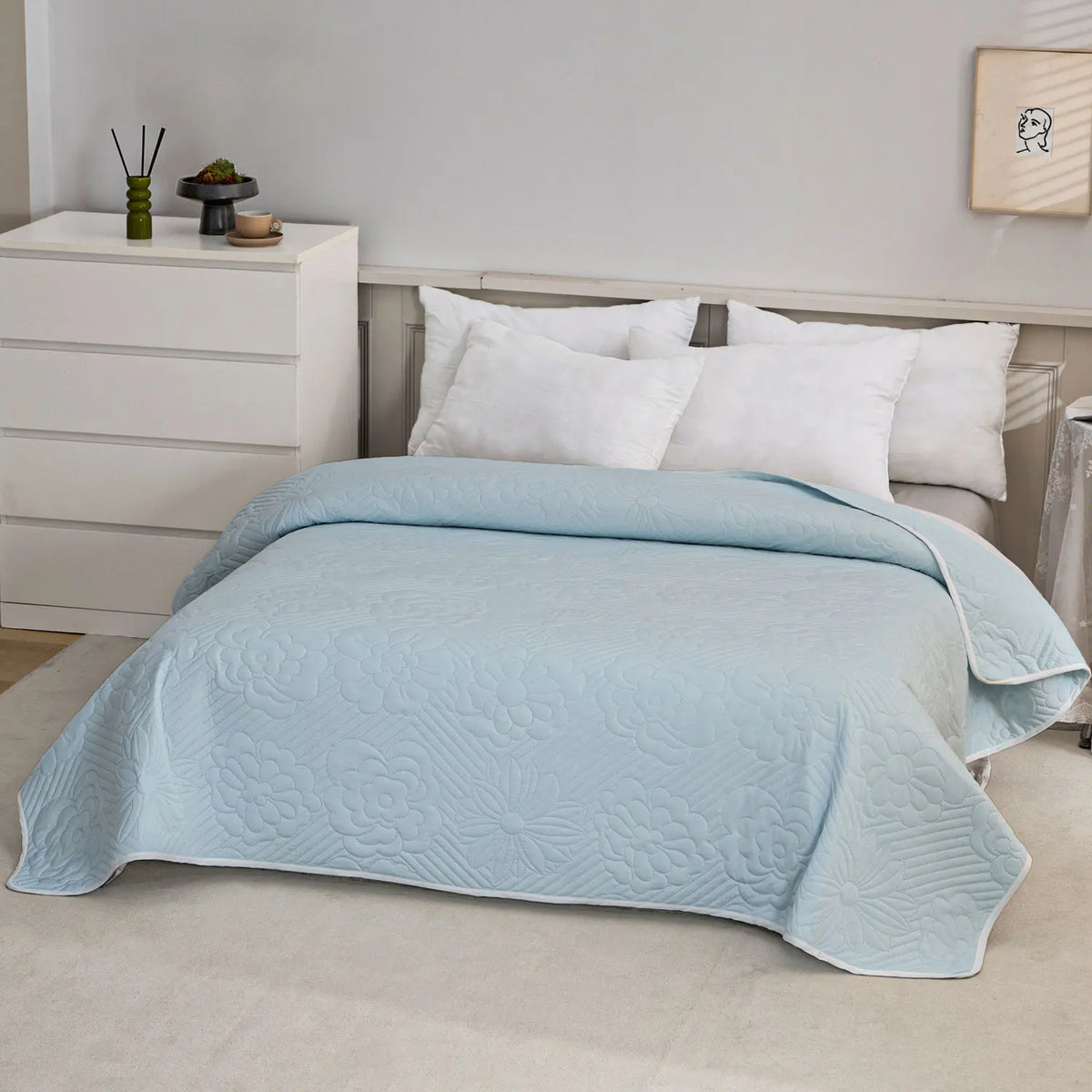 1pcs Light blue floral quilt with a cooling effect; a lightweight summer quilt; a soft, breathable, cooling quilt; an air-conditioning quilt or blanket; cool bedding suitable for home or office use