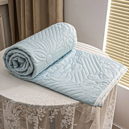 1pcs Light blue floral quilt with a cooling effect; a lightweight summer quilt; a soft, breathable, cooling quilt; an air-conditioning quilt or blanket; cool bedding suitable for home or office use