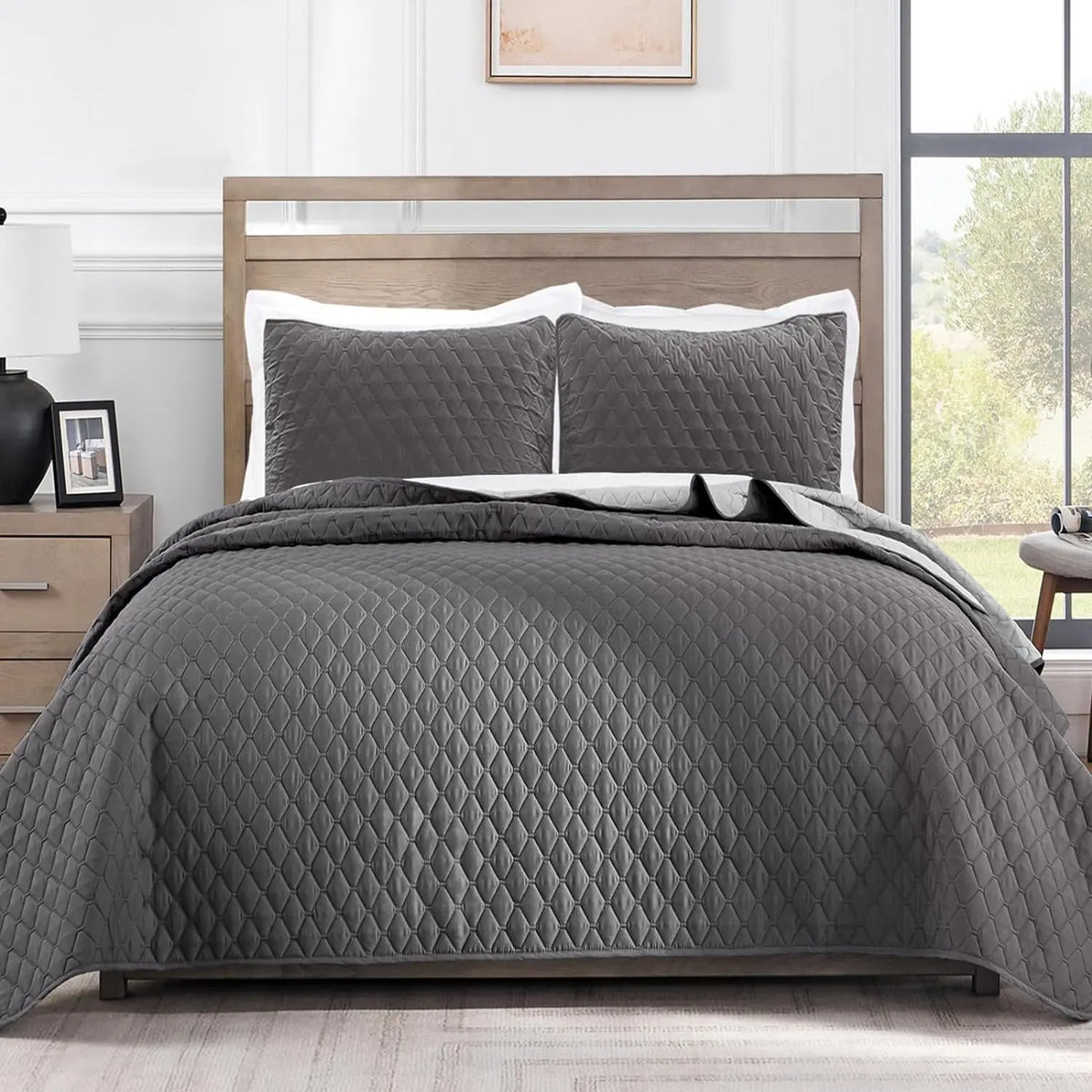 【SohoChic】Geometric Ultrasonic Blend Reversible Bedding Set with Pillow Shams, Lightweight Yet Sturdy All-Season Bedspread Bed Coverlet for Warm or Cool Use, California King Size