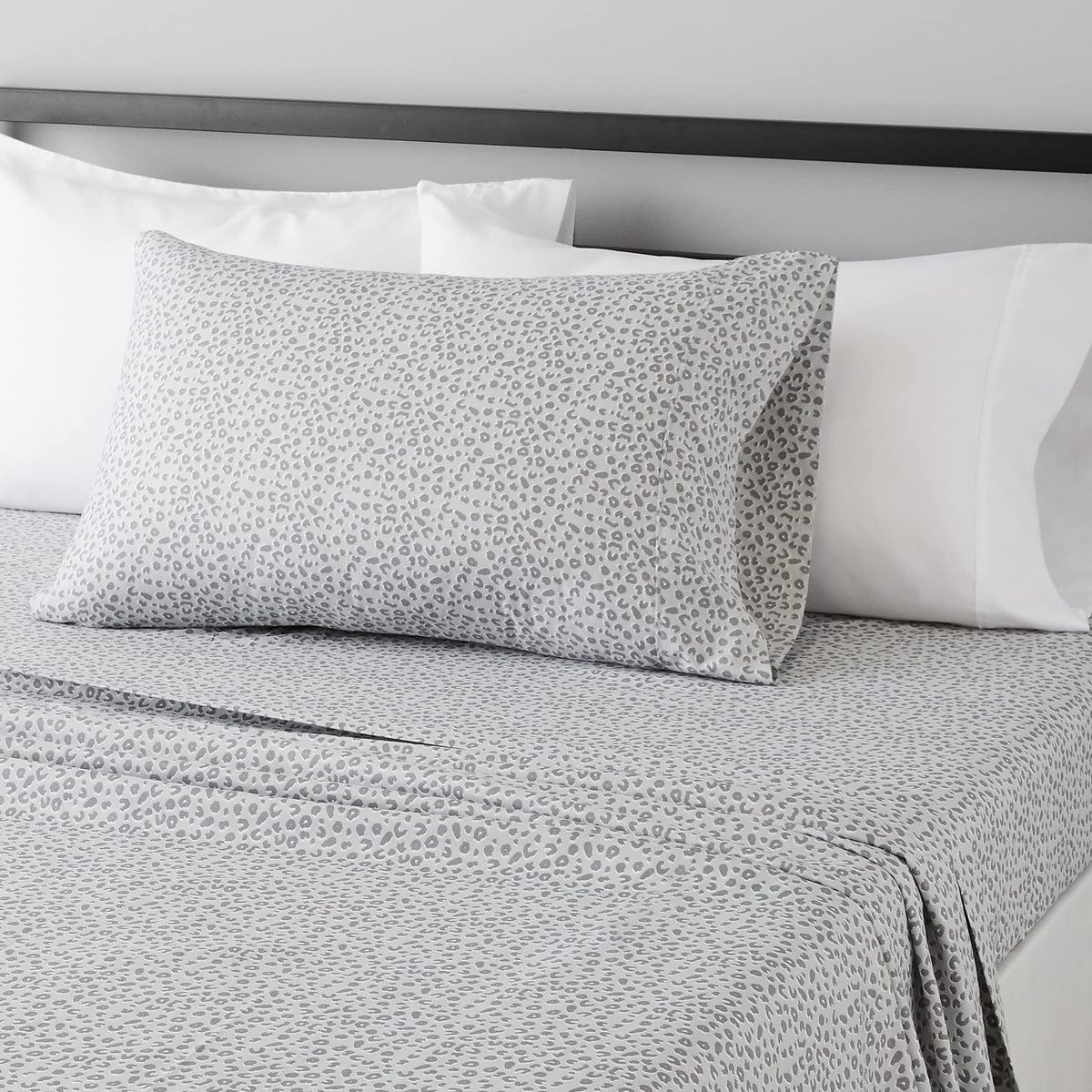 Amazon Basics Lightweight Super Soft Easy Care Wrinkle Free Microfiber 3 Piece Bed Sheet Set with 14-Inch Deep Pockets, Twin, Navy Blue, Solid, Kids, Men & Women Bedding