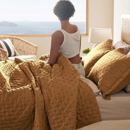 Bedsure King Quilt - Lightweight Comforter King Size for Summer, Bright White Bedspread King with Clover Pattern, Soft Ultrasonic Coverlet, Modern All-Season Polyester Bedding, 106 x 96 Inches