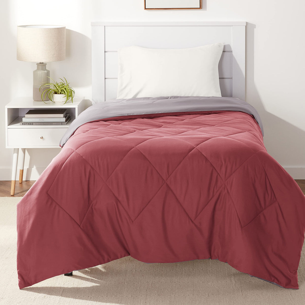 Amazon Basics Washable Comforter Blanket, Reversible Lightweight Microfiber All Season, Twin/Twin XL, Navy/Sky Blue