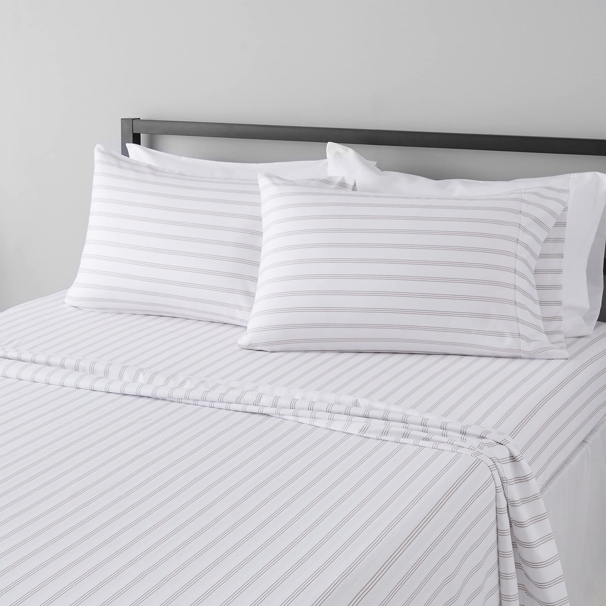 Amazon Basics Lightweight Super Soft Easy Care Wrinkle Free Microfiber 3 Piece Bed Sheet Set with 14-Inch Deep Pockets, Twin, Navy Blue, Solid, Kids, Men & Women Bedding