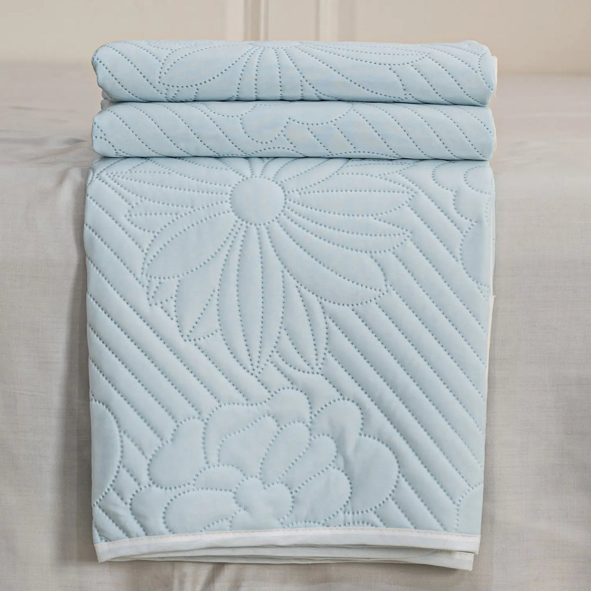 1pcs Light blue floral quilt with a cooling effect; a lightweight summer quilt; a soft, breathable, cooling quilt; an air-conditioning quilt or blanket; cool bedding suitable for home or office use