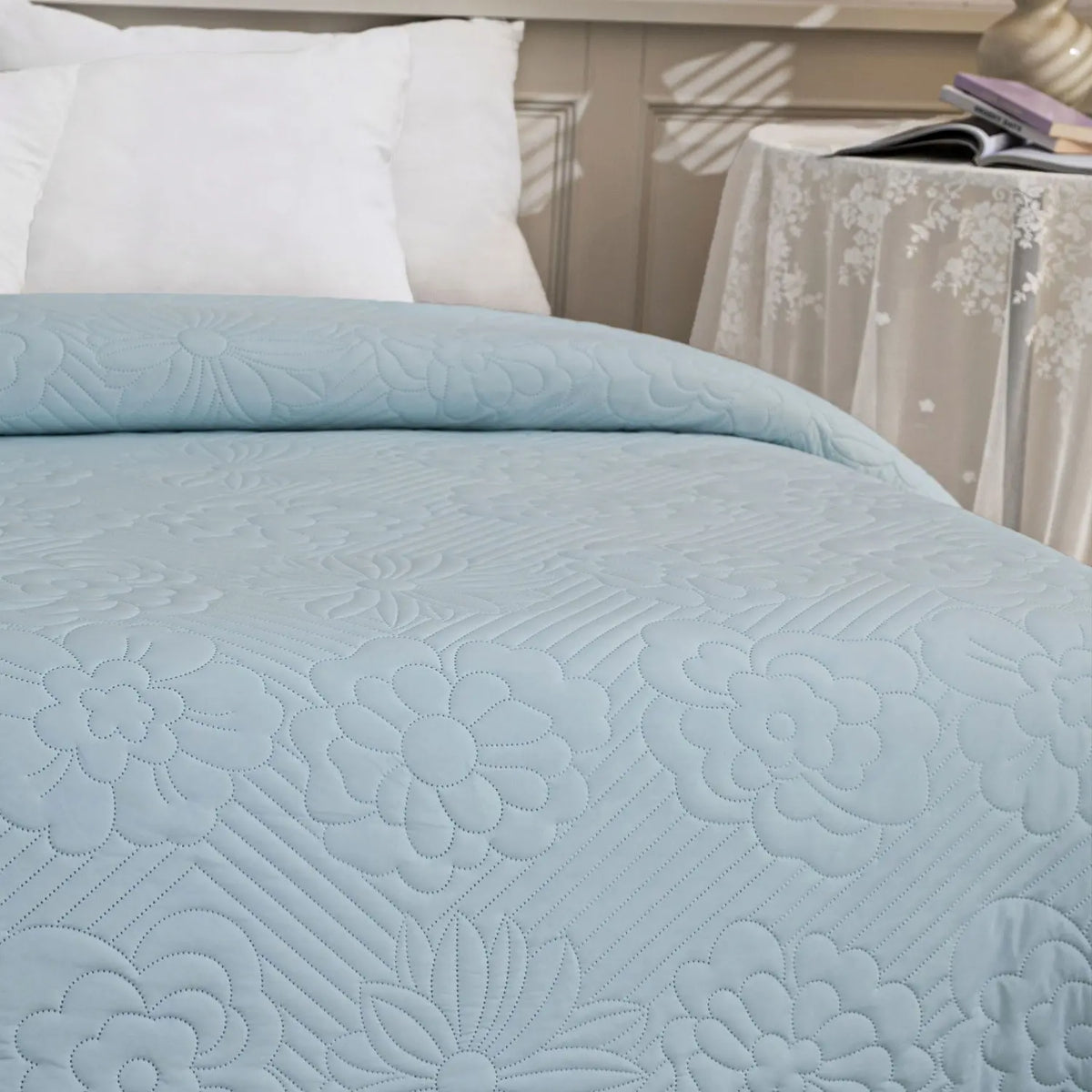 1pcs Light blue floral quilt with a cooling effect; a lightweight summer quilt; a soft, breathable, cooling quilt; an air-conditioning quilt or blanket; cool bedding suitable for home or office use