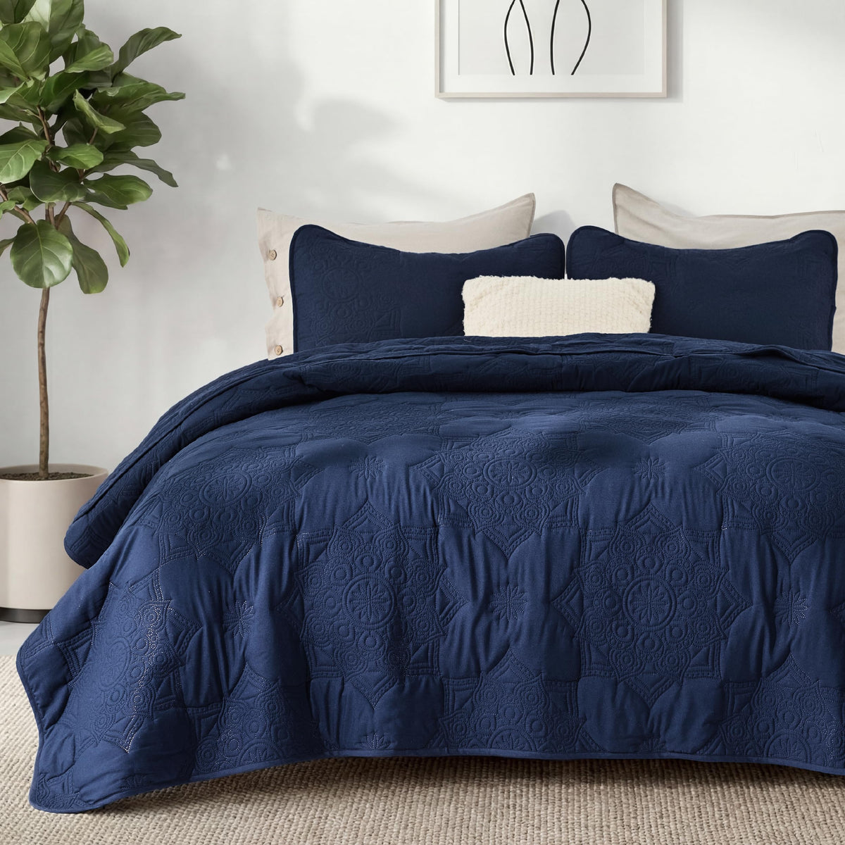 Bedsure King Quilt - Lightweight Comforter King Size for Summer, Bright White Bedspread King with Clover Pattern, Soft Ultrasonic Coverlet, Modern All-Season Polyester Bedding, 106 x 96 Inches