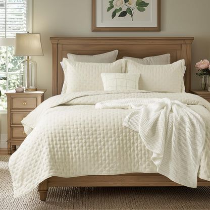 Bedsure King Quilt - Lightweight Comforter King Size for Summer, Bright White Bedspread King with Clover Pattern, Soft Ultrasonic Coverlet, Modern All-Season Polyester Bedding, 106 x 96 Inches