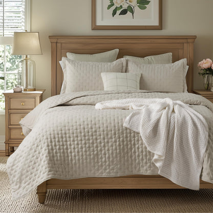 Bedsure King Quilt - Lightweight Comforter King Size for Summer, Bright White Bedspread King with Clover Pattern, Soft Ultrasonic Coverlet, Modern All-Season Polyester Bedding, 106 x 96 Inches