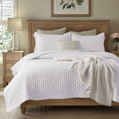 Bedsure King Quilt - Lightweight Comforter King Size for Summer, Bright White Bedspread King with Clover Pattern, Soft Ultrasonic Coverlet, Modern All-Season Polyester Bedding, 106 x 96 Inches