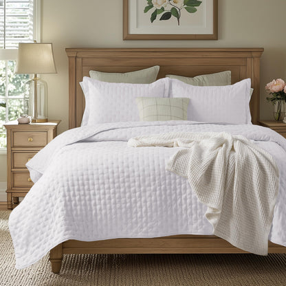 Bedsure King Quilt - Lightweight Comforter King Size for Summer, Bright White Bedspread King with Clover Pattern, Soft Ultrasonic Coverlet, Modern All-Season Polyester Bedding, 106 x 96 Inches