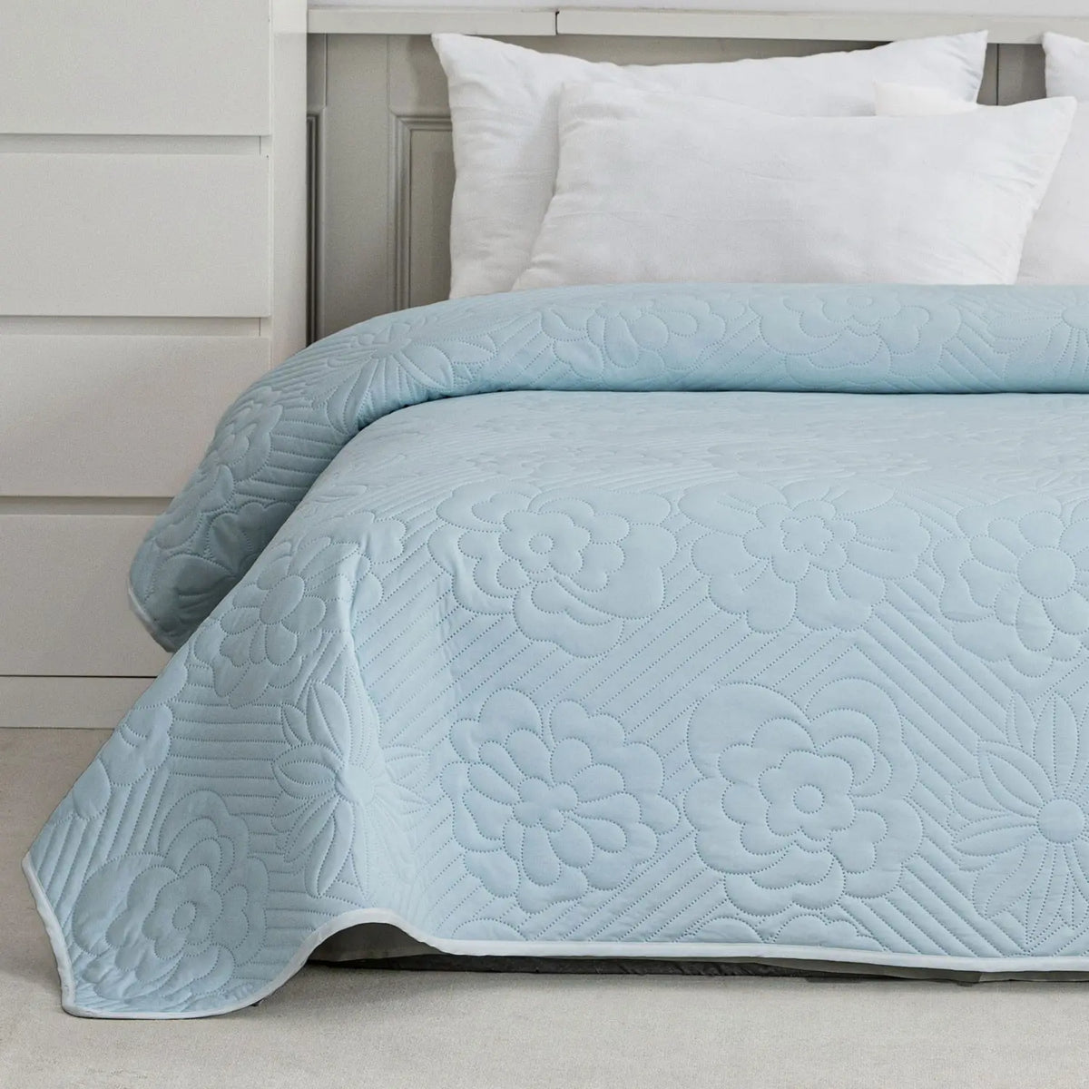 1pcs Light blue floral quilt with a cooling effect; a lightweight summer quilt; a soft, breathable, cooling quilt; an air-conditioning quilt or blanket; cool bedding suitable for home or office use