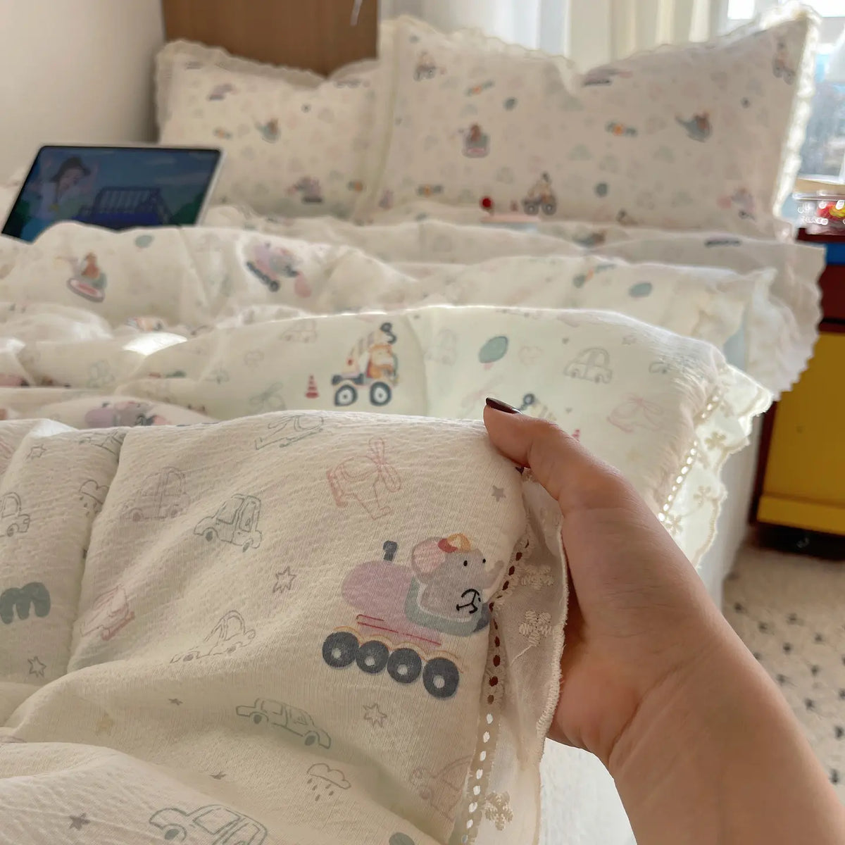 1pc 10a Antibacterial Ruffled Summer Quilt, Soft Lightweight Quilts, Elegant Single Person Lightweight Cool Air Conditioning Blanket, Portable Breathable, Cooling Breathable Bedding